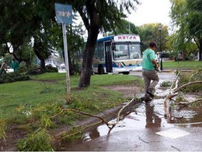 Tres evacuados y muchos destrosos por el temporal