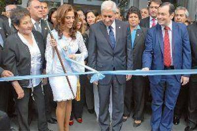 La gobernadora destac� el equilibrio financiero y llam� a la unidad de los santiague�os