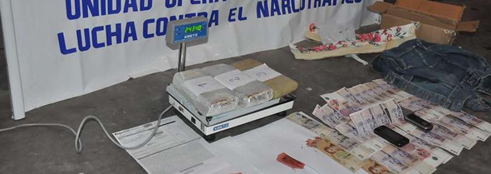 Pareja demorada en la Terminal con casi 3 kilos de marihuana