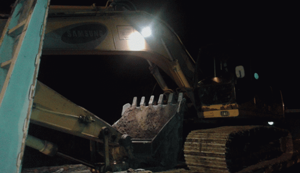 Tras el reclamo vecinal, enviaron retroexcavadora al Puente Roca