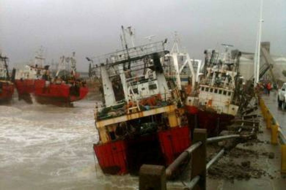 La Administraci�n Portuaria resguarda el muelle Storni tras el varamiento de barcos pesqueros