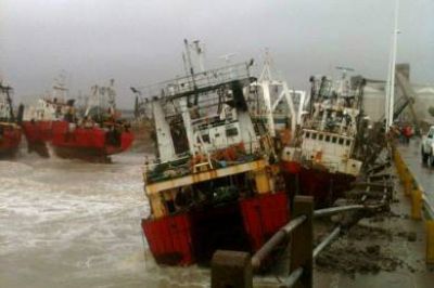 La Administraci�n Portuaria resguarda el muelle Storni tras el varamiento de barcos pesqueros