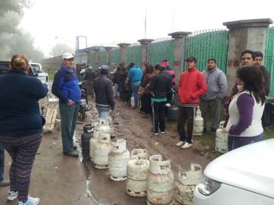 Garrafas sociales: reclamos y largas colas para conseguirlas
