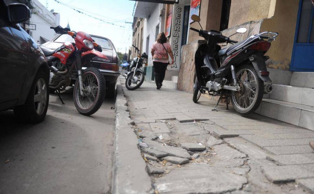 Sin m�s lugares para estacionar, Concepci�n resiste la invasi�n creciente de autos y motos