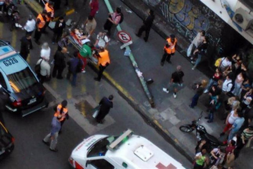 Cay� un poste de luz en Callao y Corrientes e hiri� a dos mujeres