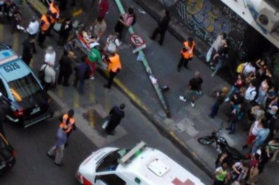 Cay� un poste de luz en Callao y Corrientes e hiri� a dos mujeres
