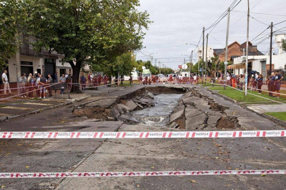 En medio de la tormenta, una calle se convirti� en un gigantesco cr�ter