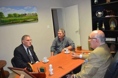 Gorosito se reuni� con el gerente de la sucursal local del BAPRO para avanzar en la implementaci�n del cajero autom�tico en Del Carril