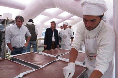 Comenzaron a fabricar el Huevo de Pascua de casi diez metros