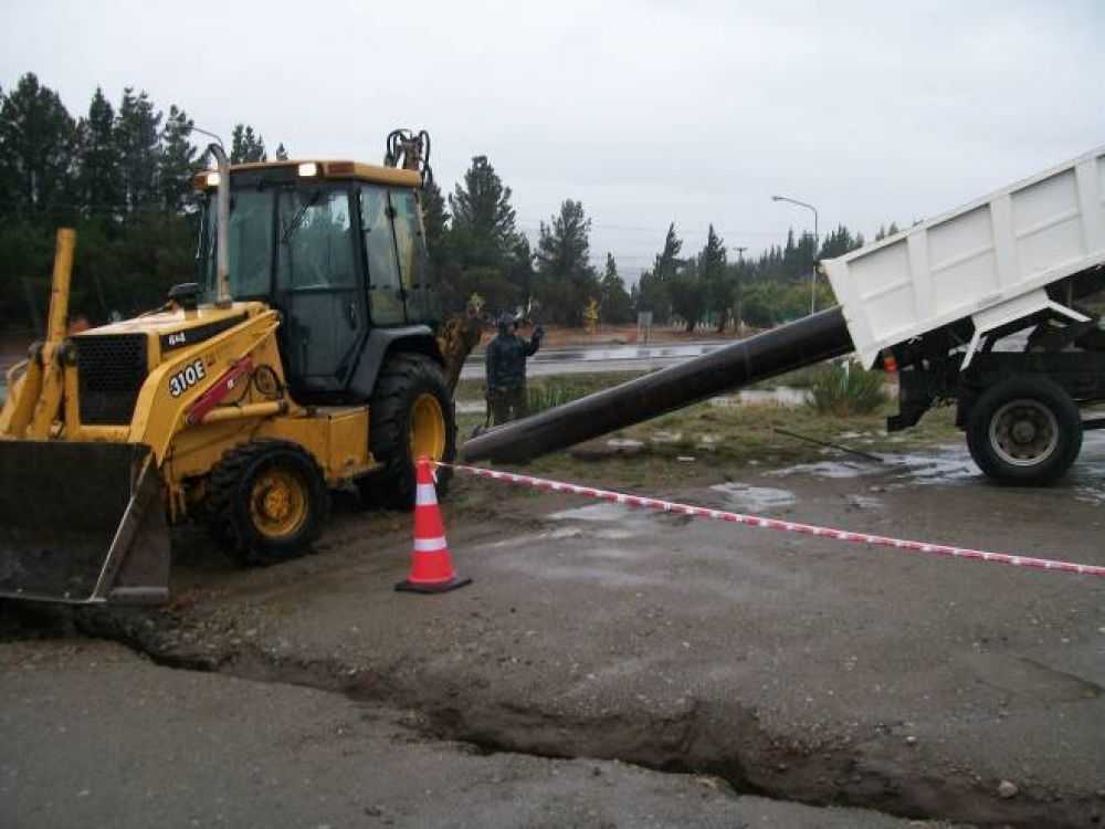 Dina Huapi realiz� trabajos de zanjeo por las lluvias