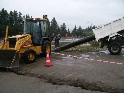 Dina Huapi realiz� trabajos de zanjeo por las lluvias
