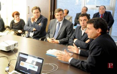 Presentan un mega plan de agua y cloacas para toda la Provincia y habr� medidores en los hogares