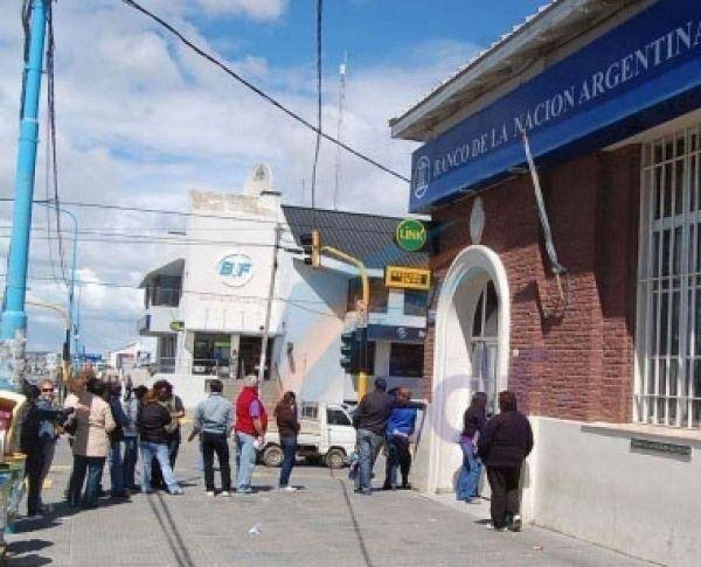 Los trabajadores bancarios y empresarios acordaron aumento del 29%