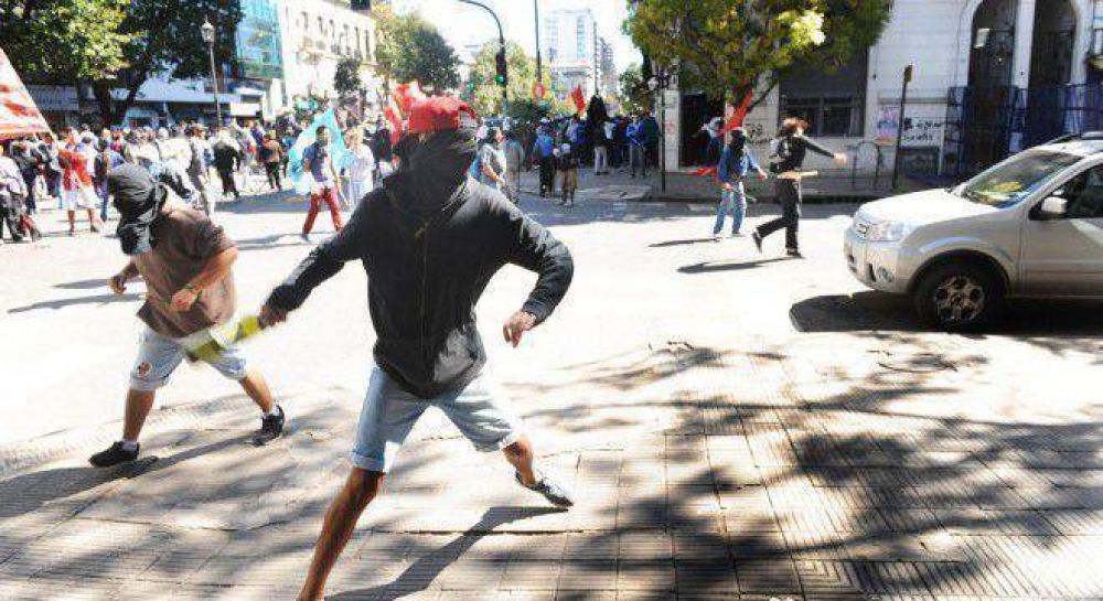 Un reclamo por comida termin� en una batalla campal en el ministerio de Desarrollo Social