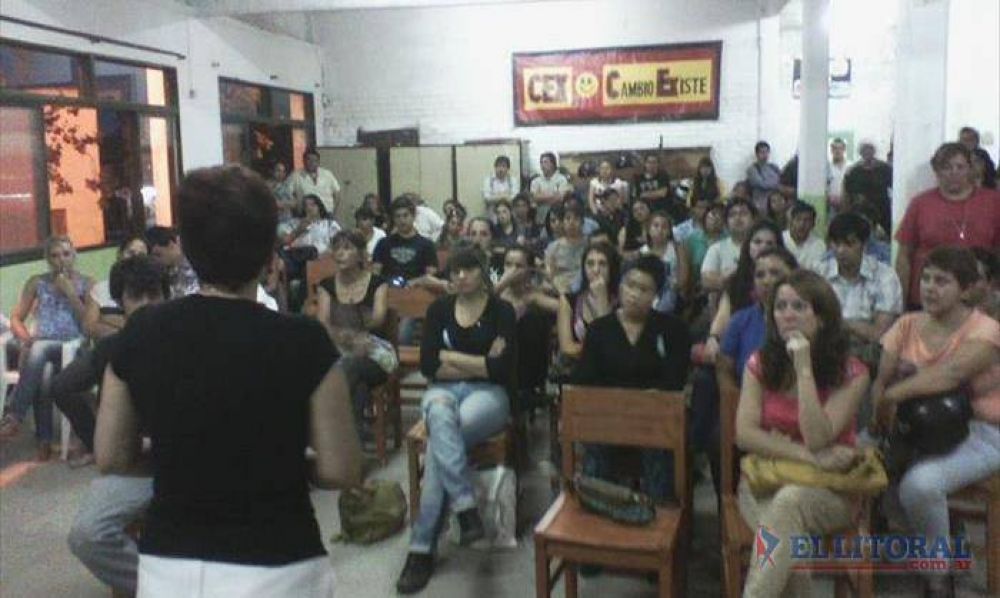 Alumnos contin�an con la toma del IFD y llega un equipo de Educaci�n para brindar informaci�n