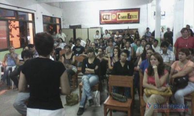 Alumnos contin�an con la toma del IFD y llega un equipo de Educaci�n para brindar informaci�n