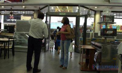 Por las bajas ventas, algunos comercios empezaron con recortes de personal