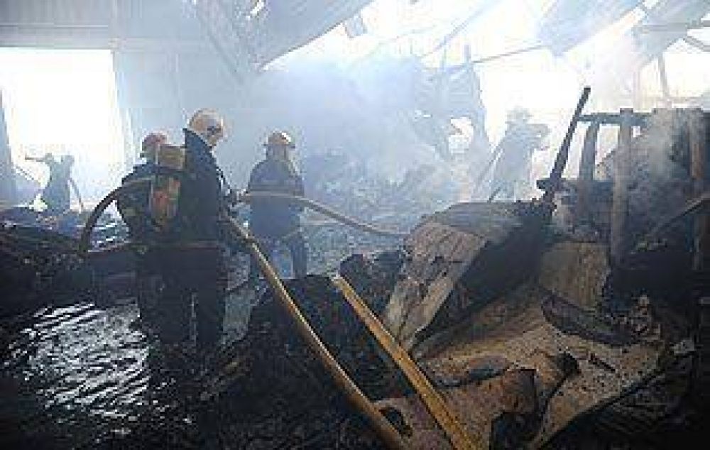Incendio en un dep�sito de madera de Lan�s
