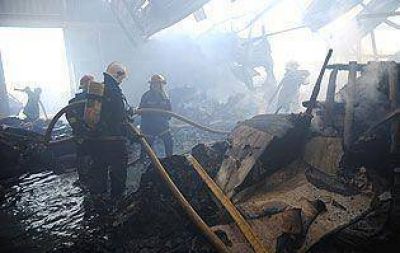 Incendio en un dep�sito de madera de Lan�s