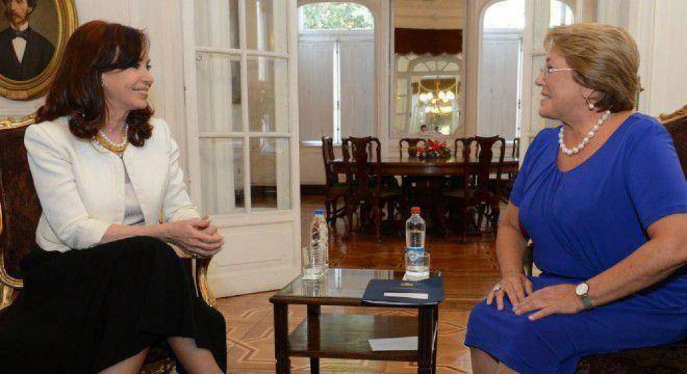 Cristina se rene con Bachelet y busca reflotar el tren trasandino