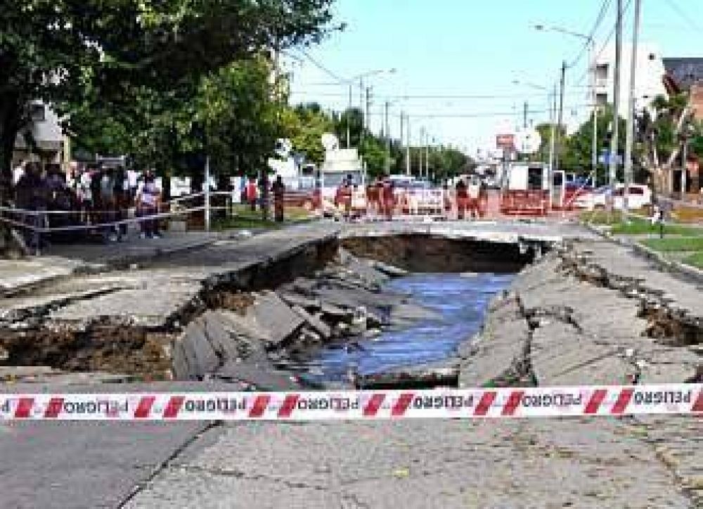 Lluvias generan enorme grieta en calle de Ramos Mej�a