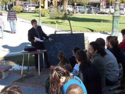 Docentes universitarios de paro: dieron clase p�blica en la plaza