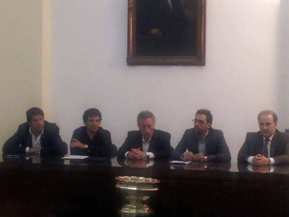 Curuchet present� proyecto sobre violencia en el deporte en la AFA