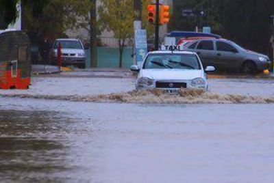 EL TEMPORAL CASTIG� A CHUBUT Y DEJ� CIENTOS DE EVACUADOS Y UN MUERTO