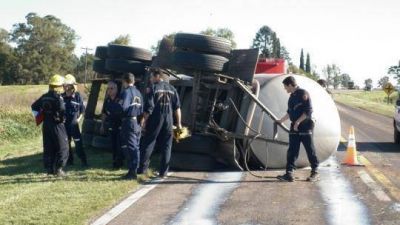 Volc� un cami�n lechero en la ruta 5