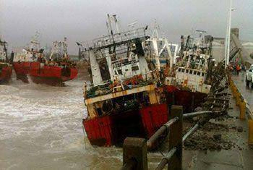 LOS BARCOS AMARRADOS EN PTO MADRYN CAUSARON DESTROSOS EN EL PUERTO