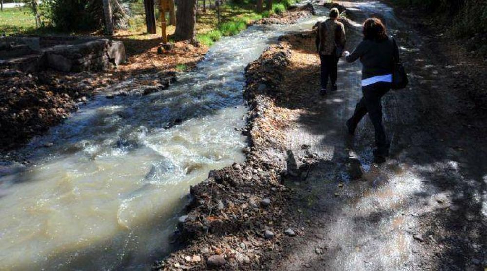En Luj�n colaps� el colector cloacal y derivaron los l�quidos a un canal