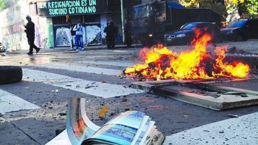 Desalojan una vieja casona entre incidentes y corridas