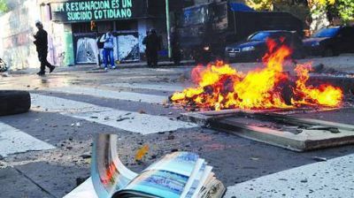 Desalojan una vieja casona entre incidentes y corridas