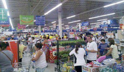 "Sin los hipermercados, se beneficiar�an unas diez mil PyMES", dijo Bachetti