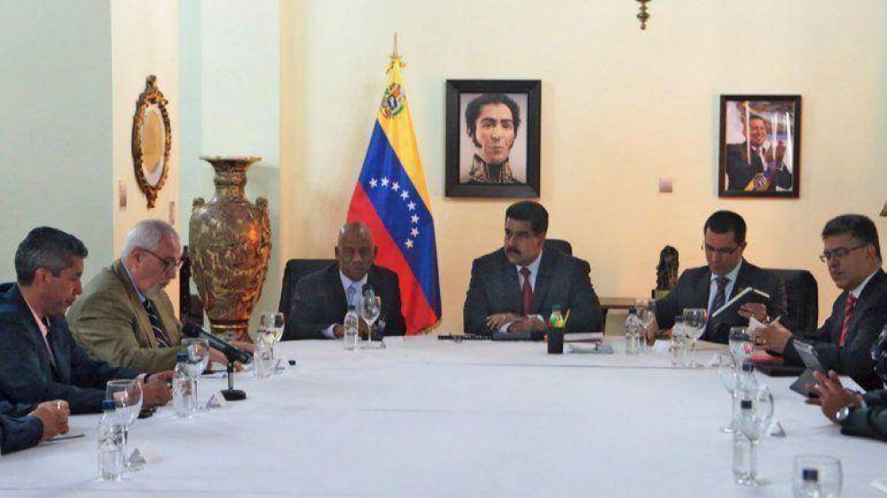 Con el auspicio de Unasur, se realiza la primera reunin abierta de Maduro con la oposicin