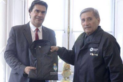 Capitanich distinguido como embajador de la Bienal de Esculturas