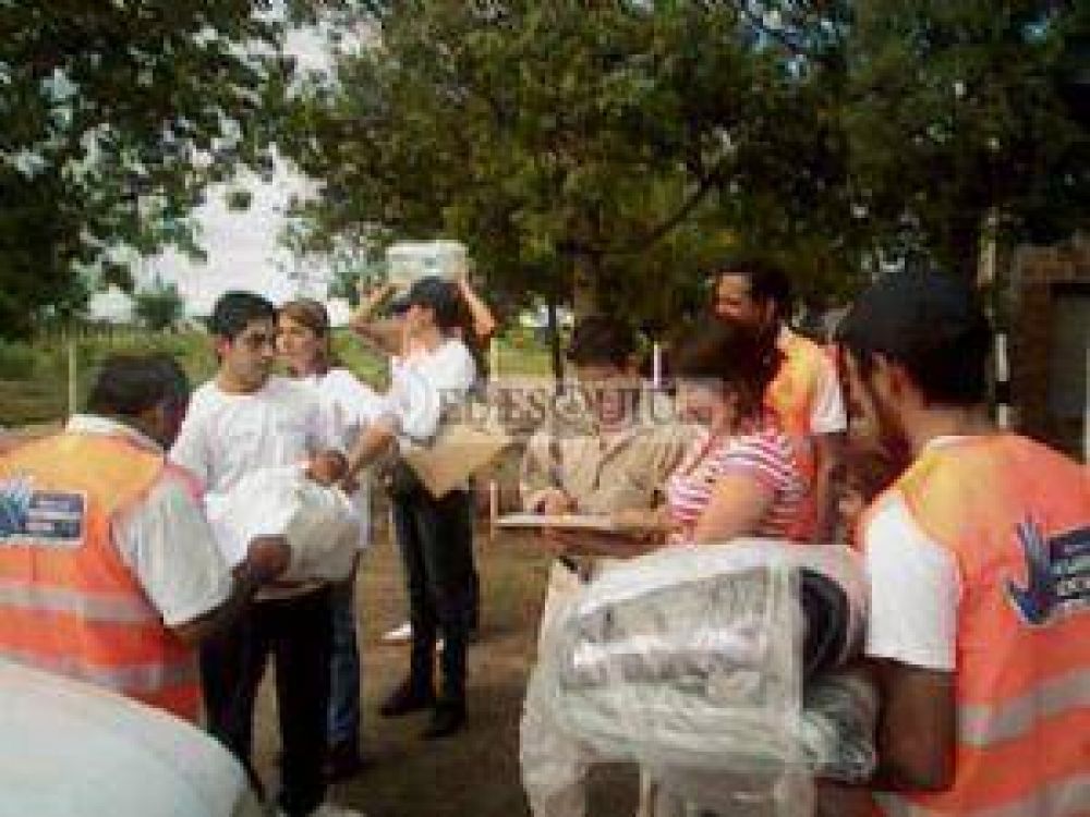 Contin�an asistiendo a los damnificados en Santa Rosa