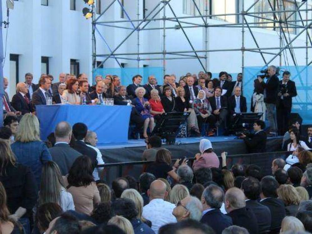 La presidenta visit� la regi�n y recibi� el t�tulo de Doctor Honoris Causa de la UNLP