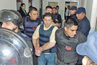 En megaoperativo trasladan desde Santiago a recluso que asesin� a narco colombiano