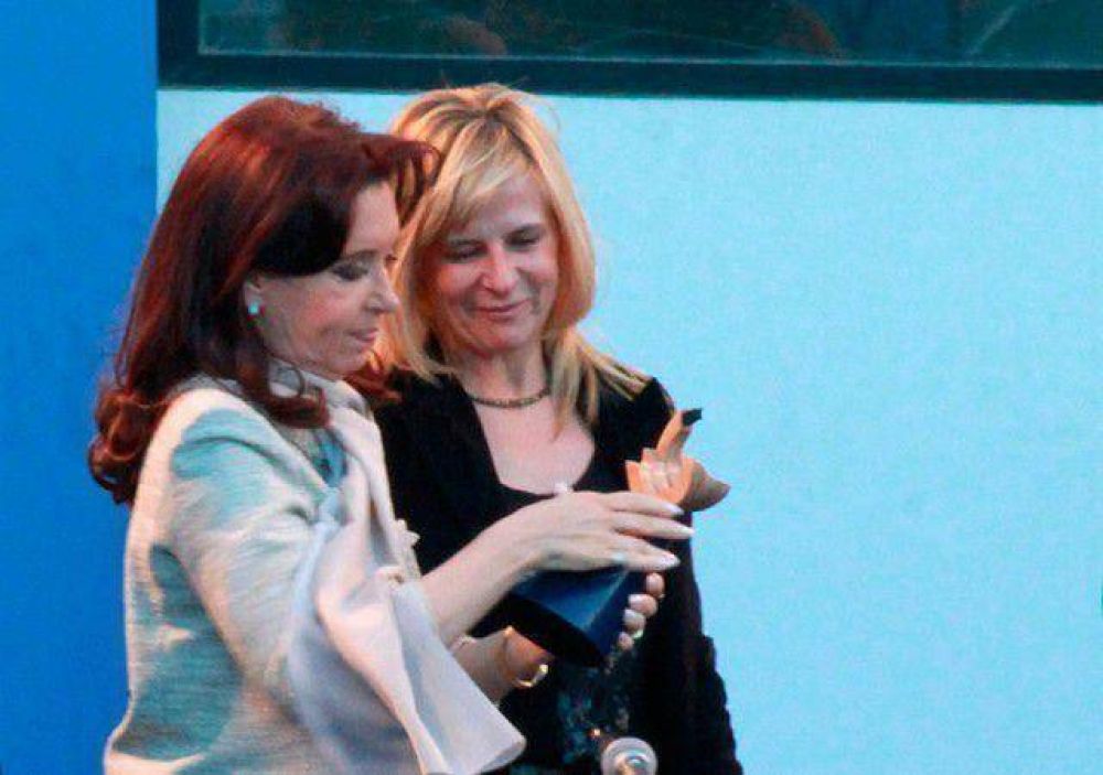 Saintout le entreg� a Cristina el Premio Rodolfo Walsh a la libertad de expresi�n