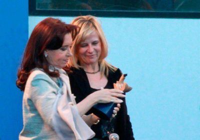Saintout le entreg� a Cristina el Premio Rodolfo Walsh a la libertad de expresi�n