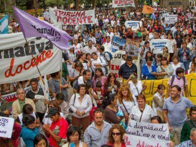 Con una multitudinaria marcha docentes endurecen su reclamo