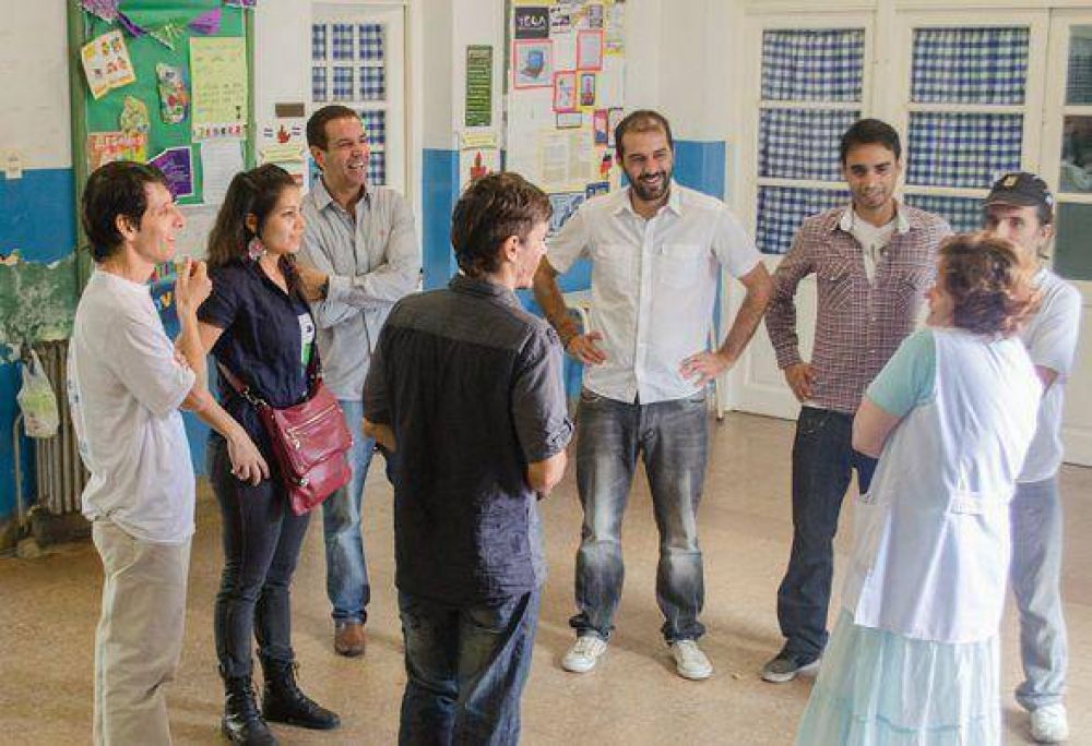 El FpV de Vicente L�pez entreg� guardapolvos y kits de �tiles