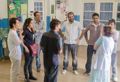 El FpV de Vicente L�pez entreg� guardapolvos y kits de �tiles