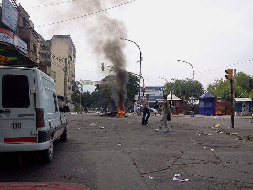 Jujuy: sin transporte, violencia y basurazo en el paro nacional