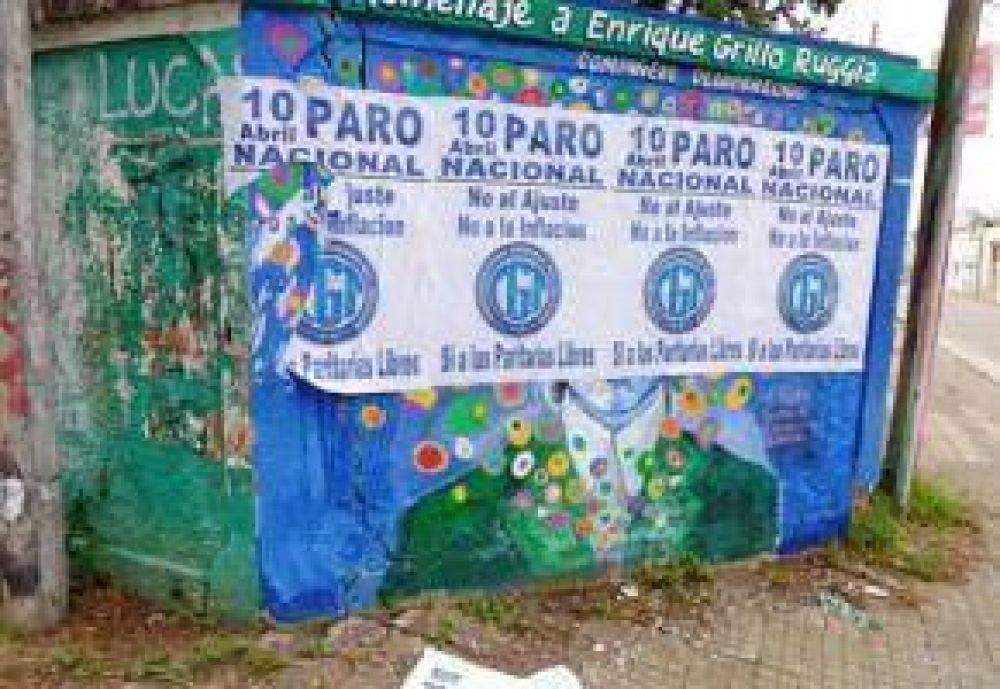 Fempinra pidi� disculpas por los afiches pegados sobre el mural que recuerda al Grillo Ruggia