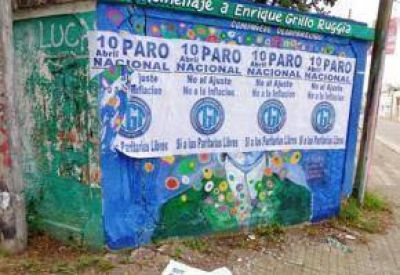 Fempinra pidi� disculpas por los afiches pegados sobre el mural que recuerda al Grillo Ruggia
