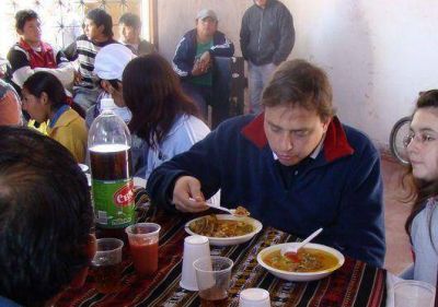 Guillermo Snopek comparti� un almuerzo con vecinos de Alto Comedero 