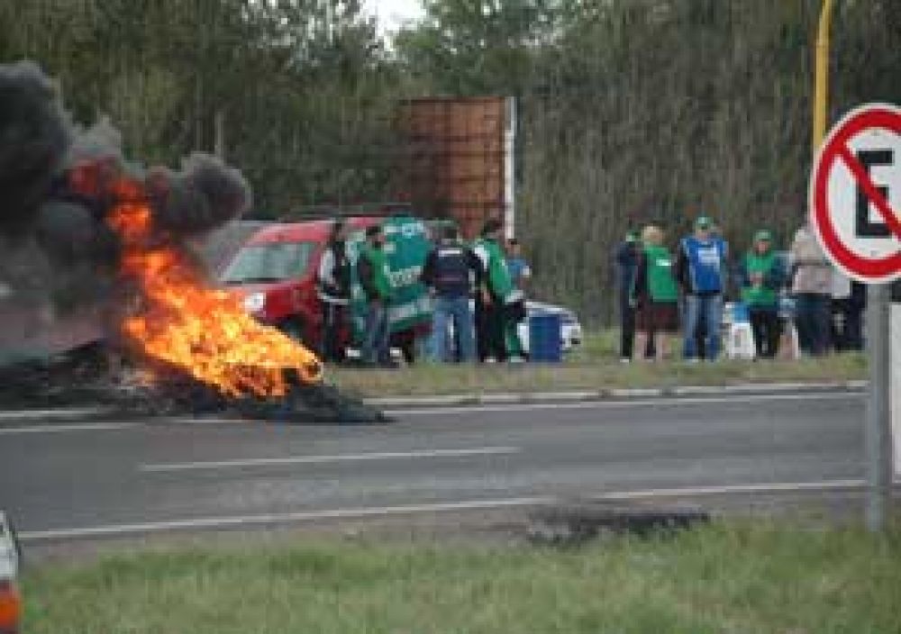 Los camioneros hicieron un piquete en Rutas 7 y 65