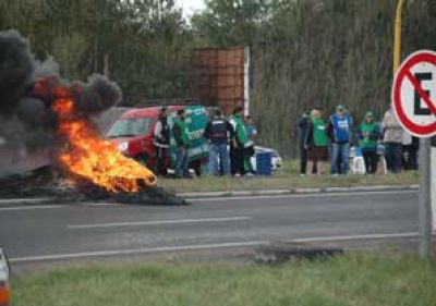 Los camioneros hicieron un piquete en Rutas 7 y 65